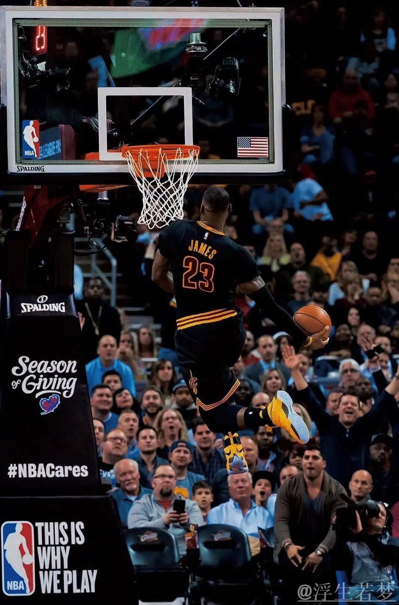 东契奇巧妙击地传球 詹姆斯双手暴扣